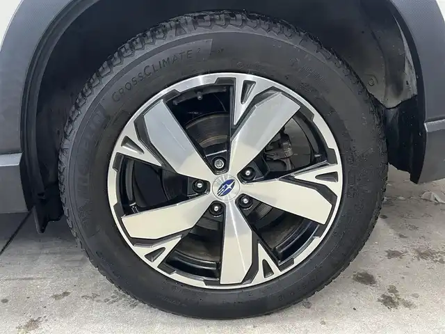 スバル フォレスター ハイブリッド アドバンス 秋田県 2019(平31)年 6.4万km クリスタルホワイトP ４WD/衝突軽減システム/LEDヘッドライト/本革レザーシート/純正メモリナビ/フルセグ/バック/フロント/サイドカメラ/純正アルミ/スマートキー/アイドリングストップ/プッシュスタート/クルーズコントロール追従走行有/コーナーセンサー/レーンキープアシスト/ステアリングスイッチ/ステアリングヒーター/パドルシフト/ドライブレコーダー/全席シートヒーター/前席パワーシート/メモリー付パワーシート/ETC/デジタルインナーミラー/電動リアゲート/電動パーキングブレーキ/ブラインドスポットモニター/インテリジェントAFS/純正フロアマット/純正ドアバイザー/オートライト/オートエアコン/パワーステアリング/パワーウィンドウ/ヘッドライトレベライザー/キーレスエントリー/横滑り防止/盗難防止装置/寒冷地仕様/電動格納ウィンカーミラー/保証書/取扱説明書/記録簿