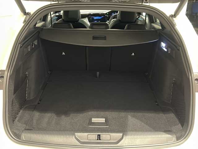 プジョー プジョー ３０８ SW GT ブルーHDi 新潟県 2023(令5)年 0.6万km ビアンカホワイト GTBlueHDI標準装備/パノラミックサンルーフ（メッシュシェード付） /スポーティフロントグリル/フロントフェンダーライオンエンブレム/フロント＆サイドスカート /マトリックスLEDヘッドライト/リア3D LEDコンビネーションランプ /ハンズフリーテールゲート/ルーフレール/レーンポジショニングアシスト /360°ビジョン（4カメラ） /フロントシートヒーター/ステアリングヒーター/運転席パワーシート（メモリー付）/フロントマルチポイントランバーサポート/アルカンタラテップレザーシート /アルカンタラダッシュボードデコレーション /ブラックルーフライニング/ドライブモードセレクター/PEUGEOT i-Connect Advanced・10インチ/クリーンキャビン/アルミペダル/フロントドアステップガード/18インチアロイホイール
