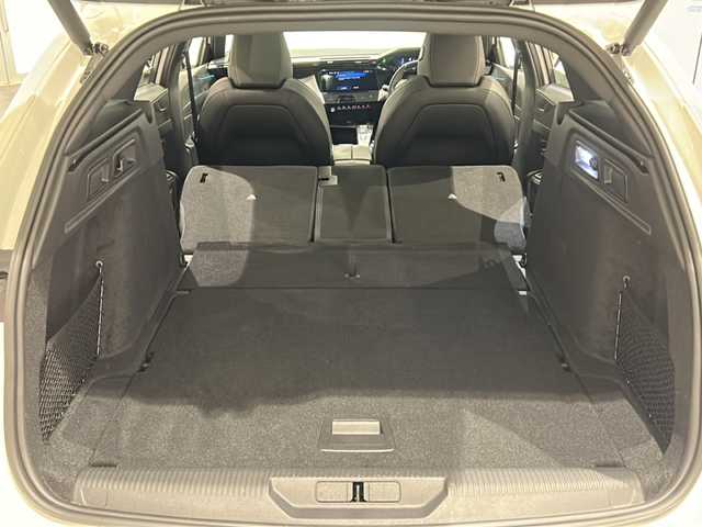 プジョー プジョー ３０８ SW GT ブルーHDi 新潟県 2023(令5)年 0.6万km ビアンカホワイト GTBlueHDI標準装備/パノラミックサンルーフ（メッシュシェード付） /スポーティフロントグリル/フロントフェンダーライオンエンブレム/フロント＆サイドスカート /マトリックスLEDヘッドライト/リア3D LEDコンビネーションランプ /ハンズフリーテールゲート/ルーフレール/レーンポジショニングアシスト /360°ビジョン（4カメラ） /フロントシートヒーター/ステアリングヒーター/運転席パワーシート（メモリー付）/フロントマルチポイントランバーサポート/アルカンタラテップレザーシート /アルカンタラダッシュボードデコレーション /ブラックルーフライニング/ドライブモードセレクター/PEUGEOT i-Connect Advanced・10インチ/クリーンキャビン/アルミペダル/フロントドアステップガード/18インチアロイホイール