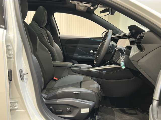 プジョー プジョー ３０８ SW GT ブルーHDi 新潟県 2023(令5)年 0.6万km ビアンカホワイト GTBlueHDI標準装備/パノラミックサンルーフ（メッシュシェード付） /スポーティフロントグリル/フロントフェンダーライオンエンブレム/フロント＆サイドスカート /マトリックスLEDヘッドライト/リア3D LEDコンビネーションランプ /ハンズフリーテールゲート/ルーフレール/レーンポジショニングアシスト /360°ビジョン（4カメラ） /フロントシートヒーター/ステアリングヒーター/運転席パワーシート（メモリー付）/フロントマルチポイントランバーサポート/アルカンタラテップレザーシート /アルカンタラダッシュボードデコレーション /ブラックルーフライニング/ドライブモードセレクター/PEUGEOT i-Connect Advanced・10インチ/クリーンキャビン/アルミペダル/フロントドアステップガード/18インチアロイホイール