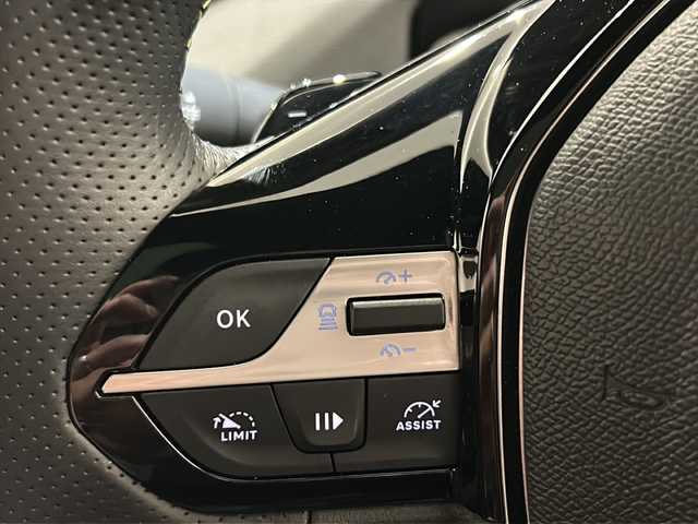 プジョー プジョー ３０８ SW GT ブルーHDi 新潟県 2023(令5)年 0.6万km ビアンカホワイト GTBlueHDI標準装備/パノラミックサンルーフ（メッシュシェード付） /スポーティフロントグリル/フロントフェンダーライオンエンブレム/フロント＆サイドスカート /マトリックスLEDヘッドライト/リア3D LEDコンビネーションランプ /ハンズフリーテールゲート/ルーフレール/レーンポジショニングアシスト /360°ビジョン（4カメラ） /フロントシートヒーター/ステアリングヒーター/運転席パワーシート（メモリー付）/フロントマルチポイントランバーサポート/アルカンタラテップレザーシート /アルカンタラダッシュボードデコレーション /ブラックルーフライニング/ドライブモードセレクター/PEUGEOT i-Connect Advanced・10インチ/クリーンキャビン/アルミペダル/フロントドアステップガード/18インチアロイホイール