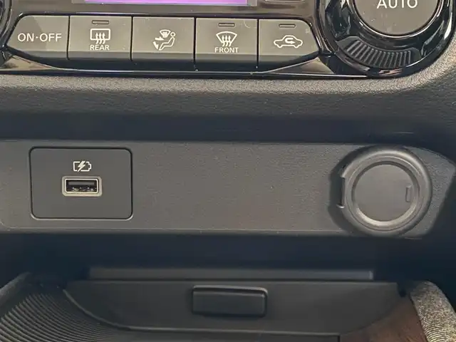 日産 オーラ G レザーエディション 岐阜県 2022(令4)年 1.5万km ピュアホワイトパール ブラインドスポットモニタ　/純正9インチナビ（フルセグ・Bluetooth・CD・DVD・USB）　全方位カメラ　/ドライブレコーダー　/デジタルインナーミラー　/ビルトインETC　/クリアランスソナー　/前席シートヒーター/純正フロアマット/ドアバイザー/ステアリングヒーター/純正17インチアルミホイール/スペアキー/保証書/取扱説明書/ナビ取扱説明書