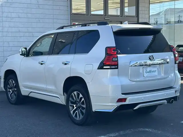 トヨタ ランドクルーザー プラド TX Lパッケージ 埼玉県 2023(令5)年 1万km ホワイトパールクリスタルシャイン 登録時9847km/4WD/サンルーフ/モデリスタエアロ/モデリスタウィングデッキ/純正9ナビ（AM/FM/フルセグTV/BT）/B/F/S/全方位カメラ/ビルトインETC2.0/アルパインデジタルインナーミラー/トヨタセーフティセンス/・踏み間違い防止アシスト/・ブレーキアシスト/・衝突軽減装置/・ヒルスタート（坂道発進）アシスト/・前方衝突防止支援システム/・ABS（アンチロックブレーキシステム）/・TCS（トラクションコントロールシステム）/・VDC（ビークルダイナミクスコントロール）/・ASCD（オートスピードコントロール装置）/・標識検知機能/・コーナーセンサー前後/運転席・助手席シートエアコン/本革シート/パワーシート（D＋N）/純正LEDヘッドライト/純正フロアマット/ルーフレール/電動格納ミラー/ステアリングスイッチ/オートライト/フロントフォグ/フルオートエアコン/プッシュスタート/スマートキー/スペアキー1本/保証書/車両/ナビ取扱説明書/セキュリティー有り/純正ルームミラー車載