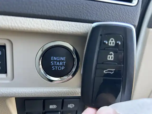 トヨタ ランドクルーザー プラド TX Lパッケージ 埼玉県 2023(令5)年 1万km ホワイトパールクリスタルシャイン 登録時9847km/4WD/サンルーフ/モデリスタエアロ/モデリスタウィングデッキ/純正9ナビ（AM/FM/フルセグTV/BT）/B/F/S/全方位カメラ/ビルトインETC2.0/アルパインデジタルインナーミラー/トヨタセーフティセンス/・踏み間違い防止アシスト/・ブレーキアシスト/・衝突軽減装置/・ヒルスタート（坂道発進）アシスト/・前方衝突防止支援システム/・ABS（アンチロックブレーキシステム）/・TCS（トラクションコントロールシステム）/・VDC（ビークルダイナミクスコントロール）/・ASCD（オートスピードコントロール装置）/・標識検知機能/・コーナーセンサー前後/運転席・助手席シートエアコン/本革シート/パワーシート（D＋N）/純正LEDヘッドライト/純正フロアマット/ルーフレール/電動格納ミラー/ステアリングスイッチ/オートライト/フロントフォグ/フルオートエアコン/プッシュスタート/スマートキー/スペアキー1本/保証書/車両/ナビ取扱説明書/セキュリティー有り/純正ルームミラー車載