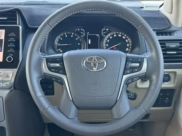 トヨタ ランドクルーザー プラド TX Lパッケージ 埼玉県 2023(令5)年 1万km ホワイトパールクリスタルシャイン 登録時9847km/4WD/サンルーフ/モデリスタエアロ/モデリスタウィングデッキ/純正9ナビ（AM/FM/フルセグTV/BT）/B/F/S/全方位カメラ/ビルトインETC2.0/アルパインデジタルインナーミラー/トヨタセーフティセンス/・踏み間違い防止アシスト/・ブレーキアシスト/・衝突軽減装置/・ヒルスタート（坂道発進）アシスト/・前方衝突防止支援システム/・ABS（アンチロックブレーキシステム）/・TCS（トラクションコントロールシステム）/・VDC（ビークルダイナミクスコントロール）/・ASCD（オートスピードコントロール装置）/・標識検知機能/・コーナーセンサー前後/運転席・助手席シートエアコン/本革シート/パワーシート（D＋N）/純正LEDヘッドライト/純正フロアマット/ルーフレール/電動格納ミラー/ステアリングスイッチ/オートライト/フロントフォグ/フルオートエアコン/プッシュスタート/スマートキー/スペアキー1本/保証書/車両/ナビ取扱説明書/セキュリティー有り/純正ルームミラー車載