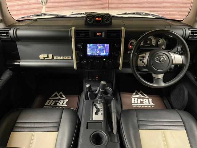 トヨタ ＦＪクルーザー ファイナルエディション 道北・旭川 2017(平29)年 5.5万km ベージュ AIS検査済み/【2409038918】/17AW FJクルーザー純正/Bratオリジナルホイールキャップ（社外）/トーヨー　オープンカントリーR/T/ヒッチメンバー/US仕様Rナンバー移設（社外）/TRDマフラー（社外）/ラバーフェンダー（社外）/チューブサイドステップ（社外）/ビルシュタインショック（2インチアップ）（社外）/A-TRAC/純正ラバーマット/社外パーツ取り付けあり