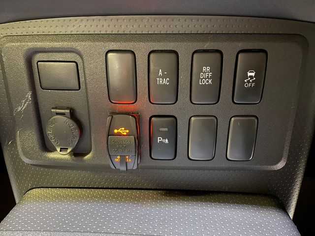 トヨタ ＦＪクルーザー ファイナルエディション 道北・旭川 2017(平29)年 5.5万km ベージュ AIS検査済み/【2409038918】/17AW FJクルーザー純正/Bratオリジナルホイールキャップ（社外）/トーヨー　オープンカントリーR/T/ヒッチメンバー/US仕様Rナンバー移設（社外）/TRDマフラー（社外）/ラバーフェンダー（社外）/チューブサイドステップ（社外）/ビルシュタインショック（2インチアップ）（社外）/A-TRAC/純正ラバーマット/社外パーツ取り付けあり