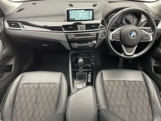 ＢＭＷ Ｘ１ xDrive 18d xライン 愛知県 2018(平30)年 5.2万km 黒 ・４WD/・ディーゼル車/・純正ディスプレイオーディオナビ/・Spotify/・Cタイプ入力端子×2/・ヘッドアップディスプレイ/・電動パーキング/・クルーズコントロール/・ステアリングリモコン/・AM/FM/・AUTOライト/・ライト付きバニティーミラー/・AUTOワイパー/・パドルシフト/・パワーシート　（D席N席）/・ハーフレザーシート/・パワーバックドア/・ALLAUTOウィンド/・ウィンカー付きミラー/・Qi充電/・フォグランプ