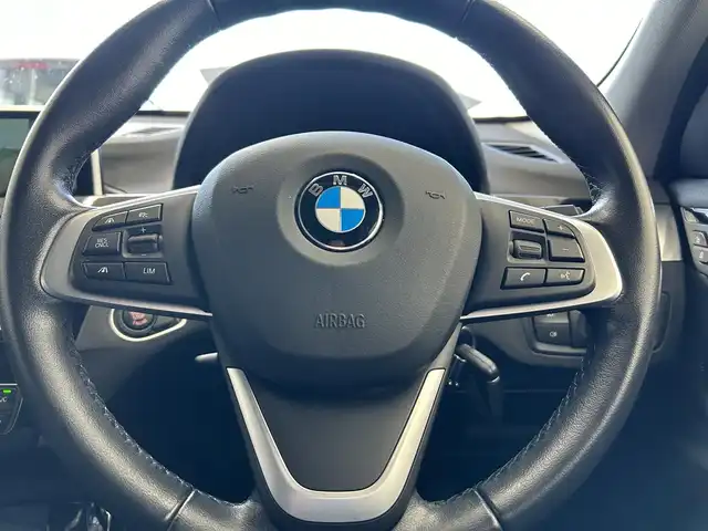 ＢＭＷ Ｘ１ xDrive 18d xライン 愛知県 2018(平30)年 5.2万km 黒 ・４WD/・ディーゼル車/・純正ディスプレイオーディオナビ/・Spotify/・Cタイプ入力端子×2/・ヘッドアップディスプレイ/・電動パーキング/・クルーズコントロール/・ステアリングリモコン/・AM/FM/・AUTOライト/・ライト付きバニティーミラー/・AUTOワイパー/・パドルシフト/・パワーシート　（D席N席）/・ハーフレザーシート/・パワーバックドア/・ALLAUTOウィンド/・ウィンカー付きミラー/・Qi充電/・フォグランプ