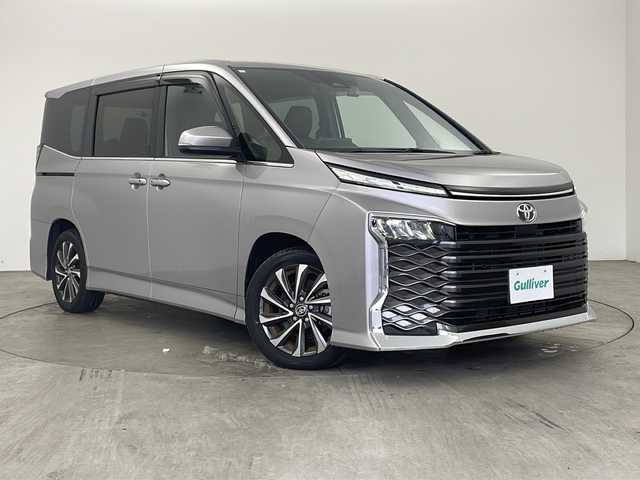 トヨタ ヴォクシー S－Z 兵庫県 2024(令6)年 2.8万km メタルストリームM ・純正８インチディスプレイナビ&TV&BT&USB&Miracast/・バックモニター/・両側パワースライドドア/・ビルトインETC2.0/・ドライブレコーダー/・トヨタセーフティセンス/・プリクラッシュセーフティ/・レーンディパチャアラート/・レーダークルーズコントロール/・オートマチックハイビーム/・パーキングサポートブレーキ/・純正１７インチアルミホイール/・オプティトロンメーター/・７インチカラーマルチインフォメイションディスプレイ/・革巻きステアリングスイッチ/・左右独立温度調整オートエアコン/・リアオートエアコン/・快適温熱シート/・２列目アームレスト付キャプテンシート/・LEDライト/・スマートエントリー/スタートシステム/・SRSエアバック（運転席・助手席・サイド・カーテン）