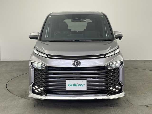 トヨタ ヴォクシー S－Z 兵庫県 2024(令6)年 2.8万km メタルストリームM ・純正８インチディスプレイナビ&TV&BT&USB&Miracast/・バックモニター/・両側パワースライドドア/・ビルトインETC2.0/・ドライブレコーダー/・トヨタセーフティセンス/・プリクラッシュセーフティ/・レーンディパチャアラート/・レーダークルーズコントロール/・オートマチックハイビーム/・パーキングサポートブレーキ/・純正１７インチアルミホイール/・オプティトロンメーター/・７インチカラーマルチインフォメイションディスプレイ/・革巻きステアリングスイッチ/・左右独立温度調整オートエアコン/・リアオートエアコン/・快適温熱シート/・２列目アームレスト付キャプテンシート/・LEDライト/・スマートエントリー/スタートシステム/・SRSエアバック（運転席・助手席・サイド・カーテン）