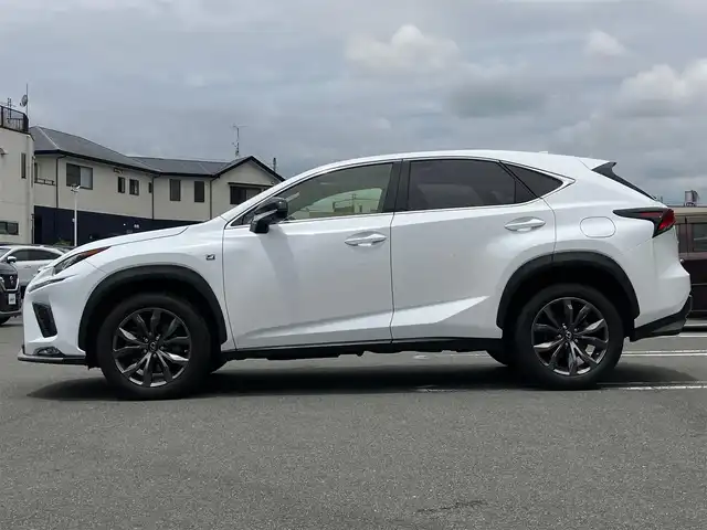 レクサス ＮＸ 300 Fスポーツ 静岡県 2018(平30)年 5.2万km ホワイトノーヴァガラスフレーク エンジンスタートボタン/パワーステアリング/パワーウィンドウ/保証書/取扱説明書/記録簿/MTモード付きAT/100V充電/アイドリングストップ/スマートキー/オートエアコン/クルーズコントロール/ETC2.0/USB入力端子/全方位カメラ/純正ナビ（CD.BT.フルセグ）/サンルーフ/電動リアゲート/ドライブレコーダー前後/D席N席パワーシート/D席N席シートヒーター/D席N席エアシート/レザーシート/純正フロアマット/純正18インチアルミホイール/ABS/横滑り防止装置/コーナーセンサー前後/レーンキープアシスト/オートライト/オートマチックハイビーム/W+サイトエアバック/衝突軽減システム/カーテンエアバック/ステアリングヒーター/BSM