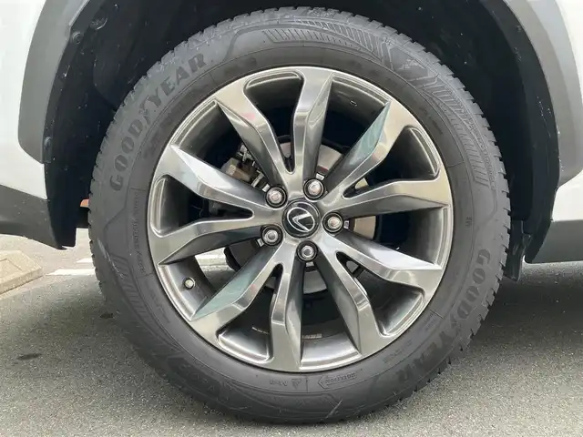 レクサス ＮＸ 300 Fスポーツ 静岡県 2018(平30)年 5.2万km ホワイトノーヴァガラスフレーク エンジンスタートボタン/パワーステアリング/パワーウィンドウ/保証書/取扱説明書/記録簿/MTモード付きAT/100V充電/アイドリングストップ/スマートキー/オートエアコン/クルーズコントロール/ETC2.0/USB入力端子/全方位カメラ/純正ナビ（CD.BT.フルセグ）/サンルーフ/電動リアゲート/ドライブレコーダー前後/D席N席パワーシート/D席N席シートヒーター/D席N席エアシート/レザーシート/純正フロアマット/純正18インチアルミホイール/ABS/横滑り防止装置/コーナーセンサー前後/レーンキープアシスト/オートライト/オートマチックハイビーム/W+サイトエアバック/衝突軽減システム/カーテンエアバック/ステアリングヒーター/BSM