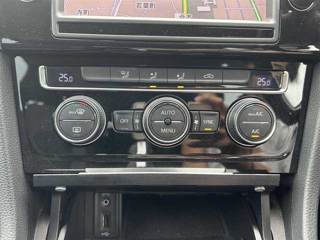 フォルクスワーゲン ゴルフ TSI ハイライン BMテクノ 島根県 2015(平27)年 8万km シルバー 純正ナビ　/フルセグＴＶ　/ＤＶＤ再生　/Ｂｌｕｅｔｏｏｔｈ接続　/前方ドライブレコーダー/ビルトインETC/バックカメラ/アダプティブクルーズコントロール　/オートブレーキホールド/衝突軽減ブレーキ/レーンアシスト　/パドルシフト/横滑り防止装置　/アイドリングストップ/スマートキー　/プッシュスタート　/純正17インチＡＷ　/純正フロアマット