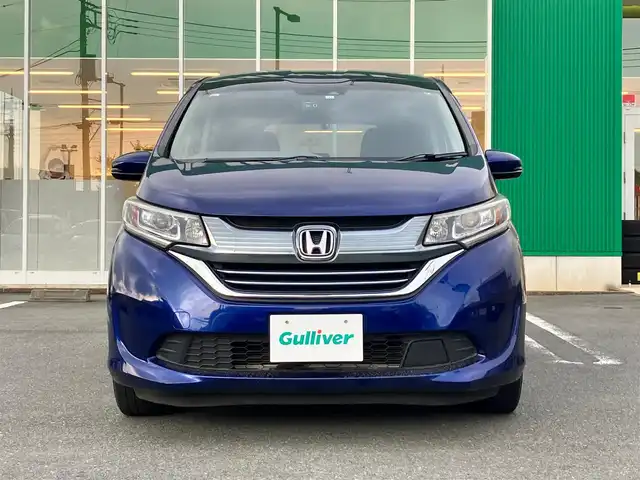 ホンダ フリード ハイブリット G ホンダセンシング 静岡県 2018(平30)年 5.7万km コバルトブルーパール ナビ装着用スペシャルパッケージ＋ETC車載器(ナビ連動)/純正ナビ（CD/DVD/BT/フルセグ）/純正ETC/バックカメラ/Honda SENSING/2列目ベンチシート（7人乗り）/タンブルシート/スライドドアイージークローザー(リア両側)/両側パワースライドドア/LEDヘッドライト＋アクティブコーナリングライト/AFS/センターテーブル/エンジンスタートボタン/パワーステアリング/パワーウィンドウ/保証書/取扱説明書/記録簿/アイドリングストップ/スマートキー/スペアキー１本/オートエアコン/クルーズコントロール/バックカメラ/三列シート/ドライブレコーダー前後/ウォークスルー/純正フロアマット/ABS/横滑り防止装置/レーンキープアシスト/オートライト/Wエアバック/衝突軽減システム