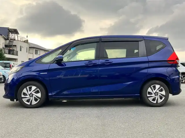 ホンダ フリード ハイブリット G ホンダセンシング 静岡県 2018(平30)年 5.7万km コバルトブルーパール ナビ装着用スペシャルパッケージ＋ETC車載器(ナビ連動)/純正ナビ（CD/DVD/BT/フルセグ）/純正ETC/バックカメラ/Honda SENSING/2列目ベンチシート（7人乗り）/タンブルシート/スライドドアイージークローザー(リア両側)/両側パワースライドドア/LEDヘッドライト＋アクティブコーナリングライト/AFS/センターテーブル/エンジンスタートボタン/パワーステアリング/パワーウィンドウ/保証書/取扱説明書/記録簿/アイドリングストップ/スマートキー/スペアキー１本/オートエアコン/クルーズコントロール/バックカメラ/三列シート/ドライブレコーダー前後/ウォークスルー/純正フロアマット/ABS/横滑り防止装置/レーンキープアシスト/オートライト/Wエアバック/衝突軽減システム