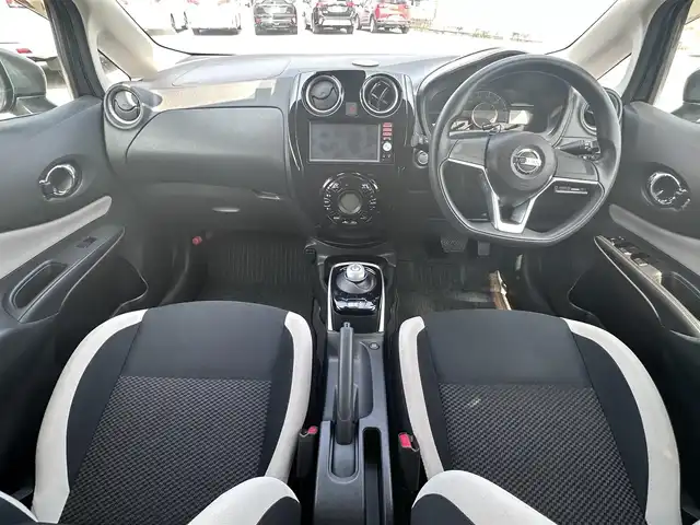 日産 ノート e－パワー X 徳島県 2018(平30)年 4.3万km ダークメタルグレー 純正7型SDナビ　MM113D-W/（CD/SD/iPod/BT/ラジオ/AUX/USB/フルセグ）/ETC/エマージェンシーブレーキ/LEDヘッドライト/ドライブレコーダー/プッシュスタート/オートエアコン/オートライト/ドラレコ型ルームミラー/純正フロアマット/ドアバイザー