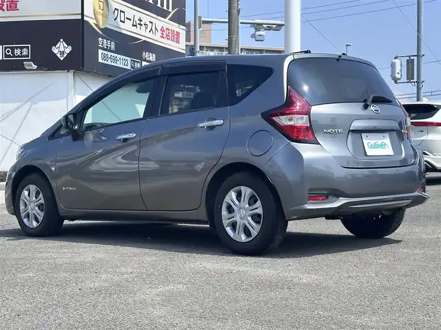 日産 ノート e－パワー X 徳島県 2018(平30)年 4.3万km ダークメタルグレー 純正7型SDナビ　MM113D-W/（CD/SD/iPod/BT/ラジオ/AUX/USB/フルセグ）/ETC/エマージェンシーブレーキ/LEDヘッドライト/ドライブレコーダー/プッシュスタート/オートエアコン/オートライト/ドラレコ型ルームミラー/純正フロアマット/ドアバイザー