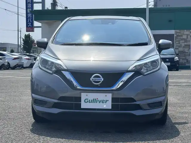 日産 ノート e－パワー X 徳島県 2018(平30)年 4.3万km ダークメタルグレー 純正7型SDナビ　MM113D-W/（CD/SD/iPod/BT/ラジオ/AUX/USB/フルセグ）/ETC/エマージェンシーブレーキ/LEDヘッドライト/ドライブレコーダー/プッシュスタート/オートエアコン/オートライト/ドラレコ型ルームミラー/純正フロアマット/ドアバイザー