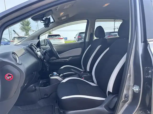 日産 ノート e－パワー X 徳島県 2018(平30)年 4.3万km ダークメタルグレー 純正7型SDナビ　MM113D-W/（CD/SD/iPod/BT/ラジオ/AUX/USB/フルセグ）/ETC/エマージェンシーブレーキ/LEDヘッドライト/ドライブレコーダー/プッシュスタート/オートエアコン/オートライト/ドラレコ型ルームミラー/純正フロアマット/ドアバイザー