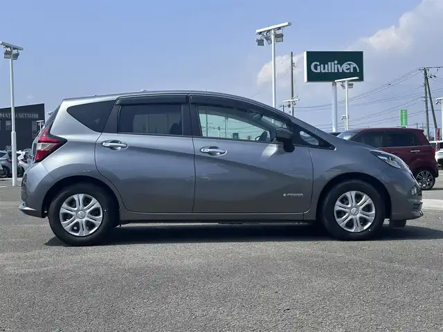 日産 ノート e－パワー X 徳島県 2018(平30)年 4.3万km ダークメタルグレー 純正7型SDナビ　MM113D-W/（CD/SD/iPod/BT/ラジオ/AUX/USB/フルセグ）/ETC/エマージェンシーブレーキ/LEDヘッドライト/ドライブレコーダー/プッシュスタート/オートエアコン/オートライト/ドラレコ型ルームミラー/純正フロアマット/ドアバイザー