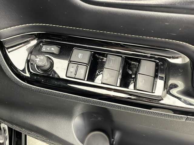 トヨタ エスクァイア Gi 宮崎県 2020(令2)年 5.5万km ブラック 禁煙車/トヨタセーフティセンス/純正9型ナビTV/（NSZT-Y68T/CD/DVD/Bluetooth/フルセグTV)/純正12.1型リアフリップダウンモニター/（V12T-R68C)/純正バックカメラ/純正ビルトインETC/純正ドライブレコーダー/純正LEDオートライト/純正LEDフォグ/純正15インチアルミ/純正フロアマット/両側電動スライドドア/クルーズコントロール/プリクラッシュセーフティ/オートマチックハイビーム/レーンディパーチャーアラート/クリアランスソナー/黒レザーシート/前席シートヒーター/ウインカードアミラー/ウッドコンビ本革巻ハンドル/オート電動格納ミラー/Wオートエアコン/スマートキー/プッシュエンジンスタート/新車時保証書/取扱い説明書