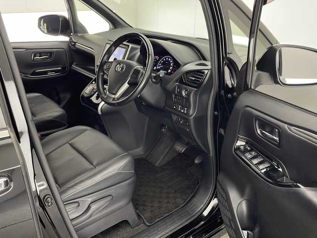 トヨタ エスクァイア Gi 宮崎県 2020(令2)年 5.5万km ブラック 禁煙車/トヨタセーフティセンス/純正9型ナビTV/（NSZT-Y68T/CD/DVD/Bluetooth/フルセグTV)/純正12.1型リアフリップダウンモニター/（V12T-R68C)/純正バックカメラ/純正ビルトインETC/純正ドライブレコーダー/純正LEDオートライト/純正LEDフォグ/純正15インチアルミ/純正フロアマット/両側電動スライドドア/クルーズコントロール/プリクラッシュセーフティ/オートマチックハイビーム/レーンディパーチャーアラート/クリアランスソナー/黒レザーシート/前席シートヒーター/ウインカードアミラー/ウッドコンビ本革巻ハンドル/オート電動格納ミラー/Wオートエアコン/スマートキー/プッシュエンジンスタート/新車時保証書/取扱い説明書