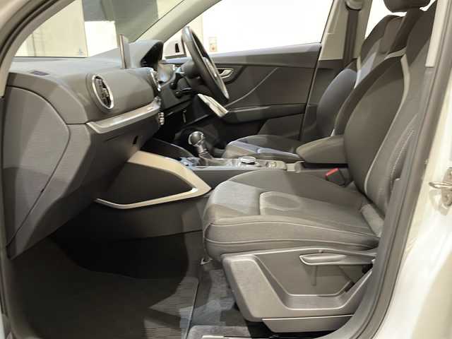 アウディ Ｑ２ 1．0 TFSI スポーツ 新潟県 2018(平30)年 3.1万km アイビスホワイト セーフティパッケージ/・サイドアシスト/・アクティブレーンアシスト/・トラフィックジャムアシスト/・ハイビームアシスト/ベーシックパッケージ/・デラックスオートマチックエアコンディショナー/・レイン/ライトセンサー/・アウディプレセンスフロント/コンビニエンスパッケージ/・アドバンストキーシステム/・アウディパーキングシステム/LEDライトパッケージ/・LEDヘッドライト/・ライティングパッケージ/純正HDDナビ/・TV/FM/AM/Bluetooth/バックカメラ/シートヒーター/ＥＴＣ2.0/アダプティブクルーズコントロール/EPB　（エレクトロメカニカル パーキングブレーキ）