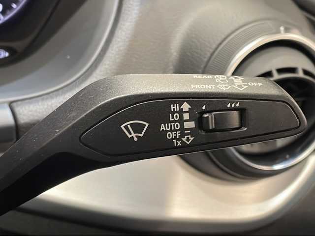 アウディ Ｑ２ 1．0 TFSI スポーツ 新潟県 2018(平30)年 3.1万km アイビスホワイト セーフティパッケージ/・サイドアシスト/・アクティブレーンアシスト/・トラフィックジャムアシスト/・ハイビームアシスト/ベーシックパッケージ/・デラックスオートマチックエアコンディショナー/・レイン/ライトセンサー/・アウディプレセンスフロント/コンビニエンスパッケージ/・アドバンストキーシステム/・アウディパーキングシステム/LEDライトパッケージ/・LEDヘッドライト/・ライティングパッケージ/純正HDDナビ/・TV/FM/AM/Bluetooth/バックカメラ/シートヒーター/ＥＴＣ2.0/アダプティブクルーズコントロール/EPB　（エレクトロメカニカル パーキングブレーキ）