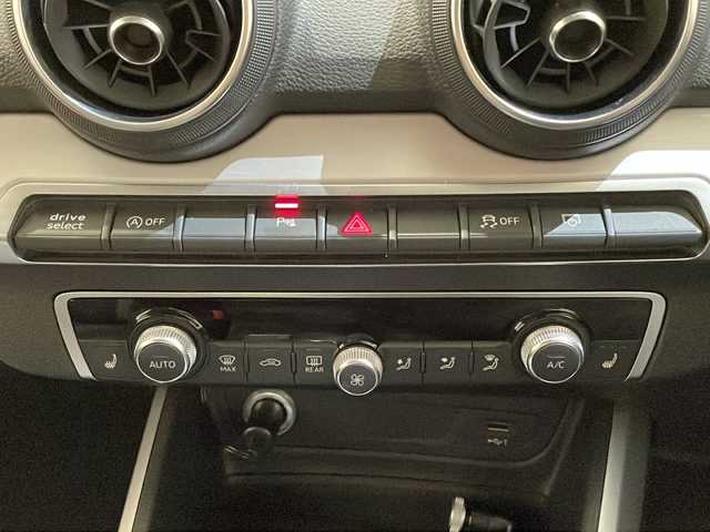 アウディ Ｑ２ 1．0 TFSI スポーツ 新潟県 2018(平30)年 3.1万km アイビスホワイト セーフティパッケージ/・サイドアシスト/・アクティブレーンアシスト/・トラフィックジャムアシスト/・ハイビームアシスト/ベーシックパッケージ/・デラックスオートマチックエアコンディショナー/・レイン/ライトセンサー/・アウディプレセンスフロント/コンビニエンスパッケージ/・アドバンストキーシステム/・アウディパーキングシステム/LEDライトパッケージ/・LEDヘッドライト/・ライティングパッケージ/純正HDDナビ/・TV/FM/AM/Bluetooth/バックカメラ/シートヒーター/ＥＴＣ2.0/アダプティブクルーズコントロール/EPB　（エレクトロメカニカル パーキングブレーキ）