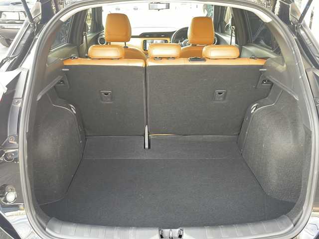 日産 キックス X ツートーンインテリアED 神奈川県 2021(令3)年 6.4万km ピュアブラック ワンオーナー/純正ディーラーナビ/(CD/DVD/SD/USB/BT/ワンセグTV)/全方位カメラ/プロパイロット/衝突被害軽減ブレーキ/レーンキープアシスト/クリアランスソナー/オートハイビーム/レーダークルーズコントロール/合皮シート/D/N席シートヒーター/ステアリングヒーター/デジタルインナーミラー/ルーフレール/ETC/前方ドライブレコーダー/純正フロアマット/純正ドアバイザー/ISOFIX/冬タイヤ積込/スペアキー×1/保証書/取扱説明書