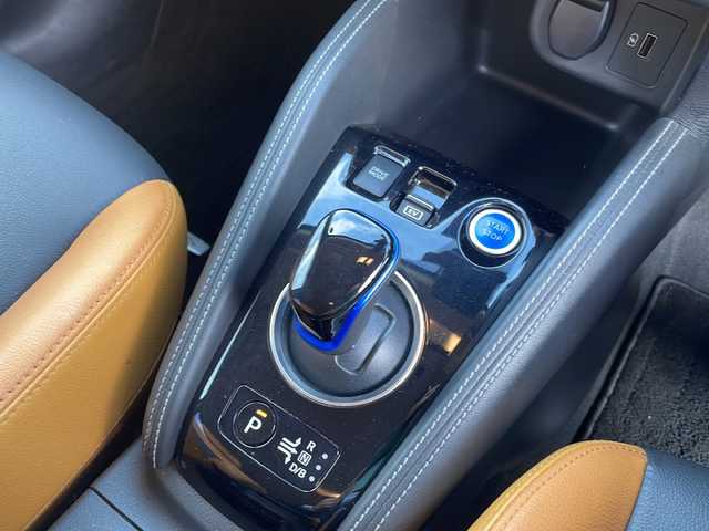 日産 キックス X ツートーンインテリアED 神奈川県 2021(令3)年 6.4万km ピュアブラック ワンオーナー/純正ディーラーナビ/(CD/DVD/SD/USB/BT/ワンセグTV)/全方位カメラ/プロパイロット/衝突被害軽減ブレーキ/レーンキープアシスト/クリアランスソナー/オートハイビーム/レーダークルーズコントロール/合皮シート/D/N席シートヒーター/ステアリングヒーター/デジタルインナーミラー/ルーフレール/ETC/前方ドライブレコーダー/純正フロアマット/純正ドアバイザー/ISOFIX/冬タイヤ積込/スペアキー×1/保証書/取扱説明書