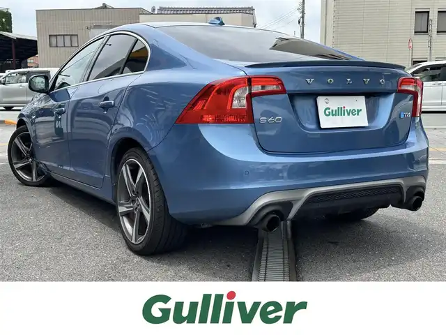 ボルボ Ｓ６０ T4 Rデザイン 三重県 2015(平27)年 7.8万km パワーブルーM 運転者サポート/　・ＤＳＴＣ（ダイナミック・スタビリティ＆トラクションコントロール）/　・ＲＳＩ（ロード・サイン・インフォメーション）/　・アダプティブクルーズコントロール/　・車間警告機能/　・Ｃｉｔｙ sefety（低速用追突回避・軽減オートブレーキ・システム）/　・オートブレーキ機能及び歩行者及び自転車検知機能付き衝突警告システム/　・Driver Alert System（ドライバー・アラート・システム）/　・パークアシスト/　・ＢＬＩＳ（ブラインド・スポット・インフォメーション・システム）/純正ナビ/　・ＴＶ/　・Ｂｌｅｕｔｏｏｔｈ/　・ＵＳＢ/　・ＡＵＸ/　・ＤＶＤ再生/　・録音/バックガイドモニター/ＨＩＤヘッドライト/レザーシート/Ｄ/Ｎ席シートヒーター/D/N席パワーシート/Ｄ席シートメモリー/スマートキー×2/プッシュスタート/オートライト/パドルシフト/ターンミラー/電動格納ミラー/ドライブレコーダー/ＥＴＣ/純正マット