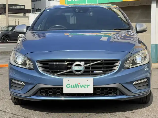 ボルボ Ｓ６０ T4 Rデザイン 三重県 2015(平27)年 7.8万km パワーブルーM 運転者サポート/　・ＤＳＴＣ（ダイナミック・スタビリティ＆トラクションコントロール）/　・ＲＳＩ（ロード・サイン・インフォメーション）/　・アダプティブクルーズコントロール/　・車間警告機能/　・Ｃｉｔｙ sefety（低速用追突回避・軽減オートブレーキ・システム）/　・オートブレーキ機能及び歩行者及び自転車検知機能付き衝突警告システム/　・Driver Alert System（ドライバー・アラート・システム）/　・パークアシスト/　・ＢＬＩＳ（ブラインド・スポット・インフォメーション・システム）/純正ナビ/　・ＴＶ/　・Ｂｌｅｕｔｏｏｔｈ/　・ＵＳＢ/　・ＡＵＸ/　・ＤＶＤ再生/　・録音/バックガイドモニター/ＨＩＤヘッドライト/レザーシート/Ｄ/Ｎ席シートヒーター/D/N席パワーシート/Ｄ席シートメモリー/スマートキー×2/プッシュスタート/オートライト/パドルシフト/ターンミラー/電動格納ミラー/ドライブレコーダー/ＥＴＣ/純正マット