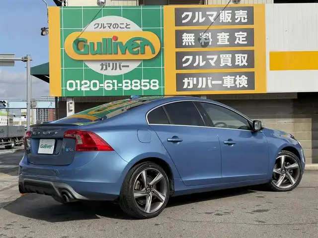 ボルボ Ｓ６０ T4 Rデザイン 三重県 2015(平27)年 7.8万km パワーブルーM 運転者サポート/　・ＤＳＴＣ（ダイナミック・スタビリティ＆トラクションコントロール）/　・ＲＳＩ（ロード・サイン・インフォメーション）/　・アダプティブクルーズコントロール/　・車間警告機能/　・Ｃｉｔｙ sefety（低速用追突回避・軽減オートブレーキ・システム）/　・オートブレーキ機能及び歩行者及び自転車検知機能付き衝突警告システム/　・Driver Alert System（ドライバー・アラート・システム）/　・パークアシスト/　・ＢＬＩＳ（ブラインド・スポット・インフォメーション・システム）/純正ナビ/　・ＴＶ/　・Ｂｌｅｕｔｏｏｔｈ/　・ＵＳＢ/　・ＡＵＸ/　・ＤＶＤ再生/　・録音/バックガイドモニター/ＨＩＤヘッドライト/レザーシート/Ｄ/Ｎ席シートヒーター/D/N席パワーシート/Ｄ席シートメモリー/スマートキー×2/プッシュスタート/オートライト/パドルシフト/ターンミラー/電動格納ミラー/ドライブレコーダー/ＥＴＣ/純正マット