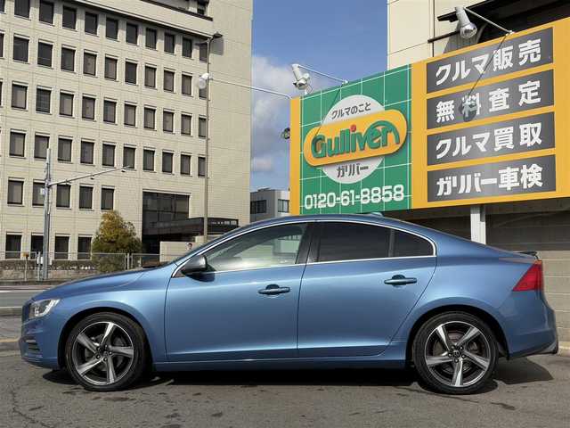 ボルボ Ｓ６０ T4 Rデザイン 三重県 2015(平27)年 7.8万km パワーブルーM 運転者サポート/　・ＤＳＴＣ（ダイナミック・スタビリティ＆トラクションコントロール）/　・ＲＳＩ（ロード・サイン・インフォメーション）/　・アダプティブクルーズコントロール/　・車間警告機能/　・Ｃｉｔｙ sefety（低速用追突回避・軽減オートブレーキ・システム）/　・オートブレーキ機能及び歩行者及び自転車検知機能付き衝突警告システム/　・Driver Alert System（ドライバー・アラート・システム）/　・パークアシスト/　・ＢＬＩＳ（ブラインド・スポット・インフォメーション・システム）/純正ナビ/　・ＴＶ/　・Ｂｌｅｕｔｏｏｔｈ/　・ＵＳＢ/　・ＡＵＸ/　・ＤＶＤ再生/　・録音/バックガイドモニター/ＨＩＤヘッドライト/レザーシート/Ｄ/Ｎ席シートヒーター/D/N席パワーシート/Ｄ席シートメモリー/スマートキー×2/プッシュスタート/オートライト/パドルシフト/ターンミラー/電動格納ミラー/ドライブレコーダー/ＥＴＣ/純正マット