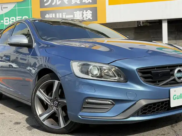 ボルボ Ｓ６０ T4 Rデザイン 三重県 2015(平27)年 7.8万km パワーブルーM 運転者サポート/　・ＤＳＴＣ（ダイナミック・スタビリティ＆トラクションコントロール）/　・ＲＳＩ（ロード・サイン・インフォメーション）/　・アダプティブクルーズコントロール/　・車間警告機能/　・Ｃｉｔｙ sefety（低速用追突回避・軽減オートブレーキ・システム）/　・オートブレーキ機能及び歩行者及び自転車検知機能付き衝突警告システム/　・Driver Alert System（ドライバー・アラート・システム）/　・パークアシスト/　・ＢＬＩＳ（ブラインド・スポット・インフォメーション・システム）/純正ナビ/　・ＴＶ/　・Ｂｌｅｕｔｏｏｔｈ/　・ＵＳＢ/　・ＡＵＸ/　・ＤＶＤ再生/　・録音/バックガイドモニター/ＨＩＤヘッドライト/レザーシート/Ｄ/Ｎ席シートヒーター/D/N席パワーシート/Ｄ席シートメモリー/スマートキー×2/プッシュスタート/オートライト/パドルシフト/ターンミラー/電動格納ミラー/ドライブレコーダー/ＥＴＣ/純正マット