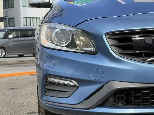 ボルボ Ｓ６０ T4 Rデザイン 三重県 2015(平27)年 7.8万km パワーブルーM 運転者サポート/　・ＤＳＴＣ（ダイナミック・スタビリティ＆トラクションコントロール）/　・ＲＳＩ（ロード・サイン・インフォメーション）/　・アダプティブクルーズコントロール/　・車間警告機能/　・Ｃｉｔｙ sefety（低速用追突回避・軽減オートブレーキ・システム）/　・オートブレーキ機能及び歩行者及び自転車検知機能付き衝突警告システム/　・Driver Alert System（ドライバー・アラート・システム）/　・パークアシスト/　・ＢＬＩＳ（ブラインド・スポット・インフォメーション・システム）/純正ナビ/　・ＴＶ/　・Ｂｌｅｕｔｏｏｔｈ/　・ＵＳＢ/　・ＡＵＸ/　・ＤＶＤ再生/　・録音/バックガイドモニター/ＨＩＤヘッドライト/レザーシート/Ｄ/Ｎ席シートヒーター/D/N席パワーシート/Ｄ席シートメモリー/スマートキー×2/プッシュスタート/オートライト/パドルシフト/ターンミラー/電動格納ミラー/ドライブレコーダー/ＥＴＣ/純正マット