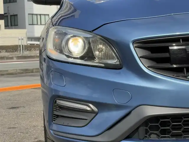 ボルボ Ｓ６０ T4 Rデザイン 三重県 2015(平27)年 7.8万km パワーブルーM 運転者サポート/　・ＤＳＴＣ（ダイナミック・スタビリティ＆トラクションコントロール）/　・ＲＳＩ（ロード・サイン・インフォメーション）/　・アダプティブクルーズコントロール/　・車間警告機能/　・Ｃｉｔｙ sefety（低速用追突回避・軽減オートブレーキ・システム）/　・オートブレーキ機能及び歩行者及び自転車検知機能付き衝突警告システム/　・Driver Alert System（ドライバー・アラート・システム）/　・パークアシスト/　・ＢＬＩＳ（ブラインド・スポット・インフォメーション・システム）/純正ナビ/　・ＴＶ/　・Ｂｌｅｕｔｏｏｔｈ/　・ＵＳＢ/　・ＡＵＸ/　・ＤＶＤ再生/　・録音/バックガイドモニター/ＨＩＤヘッドライト/レザーシート/Ｄ/Ｎ席シートヒーター/D/N席パワーシート/Ｄ席シートメモリー/スマートキー×2/プッシュスタート/オートライト/パドルシフト/ターンミラー/電動格納ミラー/ドライブレコーダー/ＥＴＣ/純正マット