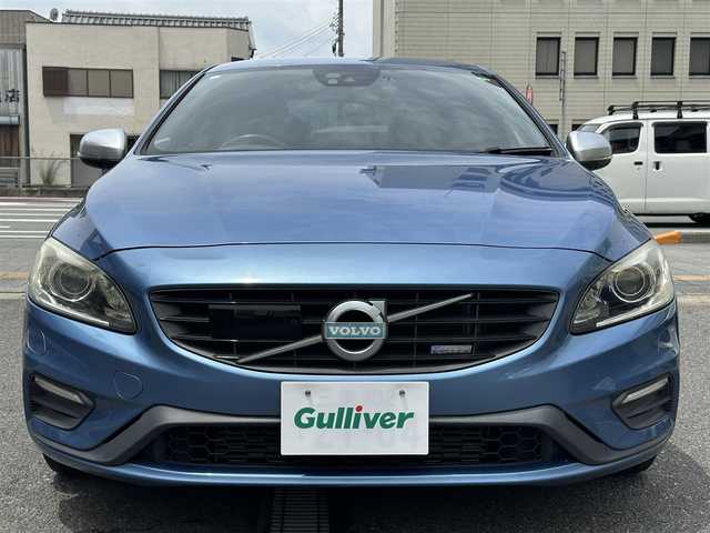 ボルボ Ｓ６０ T4 Rデザイン 三重県 2015(平27)年 7.8万km パワーブルーM 運転者サポート/　・ＤＳＴＣ（ダイナミック・スタビリティ＆トラクションコントロール）/　・ＲＳＩ（ロード・サイン・インフォメーション）/　・アダプティブクルーズコントロール/　・車間警告機能/　・Ｃｉｔｙ sefety（低速用追突回避・軽減オートブレーキ・システム）/　・オートブレーキ機能及び歩行者及び自転車検知機能付き衝突警告システム/　・Driver Alert System（ドライバー・アラート・システム）/　・パークアシスト/　・ＢＬＩＳ（ブラインド・スポット・インフォメーション・システム）/純正ナビ/　・ＴＶ/　・Ｂｌｅｕｔｏｏｔｈ/　・ＵＳＢ/　・ＡＵＸ/　・ＤＶＤ再生/　・録音/バックガイドモニター/ＨＩＤヘッドライト/レザーシート/Ｄ/Ｎ席シートヒーター/D/N席パワーシート/Ｄ席シートメモリー/スマートキー×2/プッシュスタート/オートライト/パドルシフト/ターンミラー/電動格納ミラー/ドライブレコーダー/ＥＴＣ/純正マット