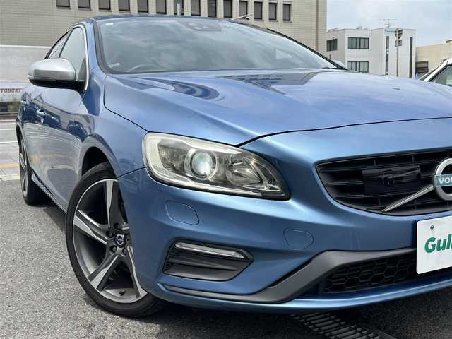 ボルボ Ｓ６０ T4 Rデザイン 三重県 2015(平27)年 7.8万km パワーブルーM 運転者サポート/　・ＤＳＴＣ（ダイナミック・スタビリティ＆トラクションコントロール）/　・ＲＳＩ（ロード・サイン・インフォメーション）/　・アダプティブクルーズコントロール/　・車間警告機能/　・Ｃｉｔｙ sefety（低速用追突回避・軽減オートブレーキ・システム）/　・オートブレーキ機能及び歩行者及び自転車検知機能付き衝突警告システム/　・Driver Alert System（ドライバー・アラート・システム）/　・パークアシスト/　・ＢＬＩＳ（ブラインド・スポット・インフォメーション・システム）/純正ナビ/　・ＴＶ/　・Ｂｌｅｕｔｏｏｔｈ/　・ＵＳＢ/　・ＡＵＸ/　・ＤＶＤ再生/　・録音/バックガイドモニター/ＨＩＤヘッドライト/レザーシート/Ｄ/Ｎ席シートヒーター/D/N席パワーシート/Ｄ席シートメモリー/スマートキー×2/プッシュスタート/オートライト/パドルシフト/ターンミラー/電動格納ミラー/ドライブレコーダー/ＥＴＣ/純正マット