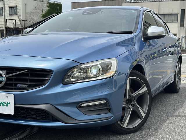 ボルボ Ｓ６０ T4 Rデザイン 三重県 2015(平27)年 7.8万km パワーブルーM 運転者サポート/　・ＤＳＴＣ（ダイナミック・スタビリティ＆トラクションコントロール）/　・ＲＳＩ（ロード・サイン・インフォメーション）/　・アダプティブクルーズコントロール/　・車間警告機能/　・Ｃｉｔｙ sefety（低速用追突回避・軽減オートブレーキ・システム）/　・オートブレーキ機能及び歩行者及び自転車検知機能付き衝突警告システム/　・Driver Alert System（ドライバー・アラート・システム）/　・パークアシスト/　・ＢＬＩＳ（ブラインド・スポット・インフォメーション・システム）/純正ナビ/　・ＴＶ/　・Ｂｌｅｕｔｏｏｔｈ/　・ＵＳＢ/　・ＡＵＸ/　・ＤＶＤ再生/　・録音/バックガイドモニター/ＨＩＤヘッドライト/レザーシート/Ｄ/Ｎ席シートヒーター/D/N席パワーシート/Ｄ席シートメモリー/スマートキー×2/プッシュスタート/オートライト/パドルシフト/ターンミラー/電動格納ミラー/ドライブレコーダー/ＥＴＣ/純正マット