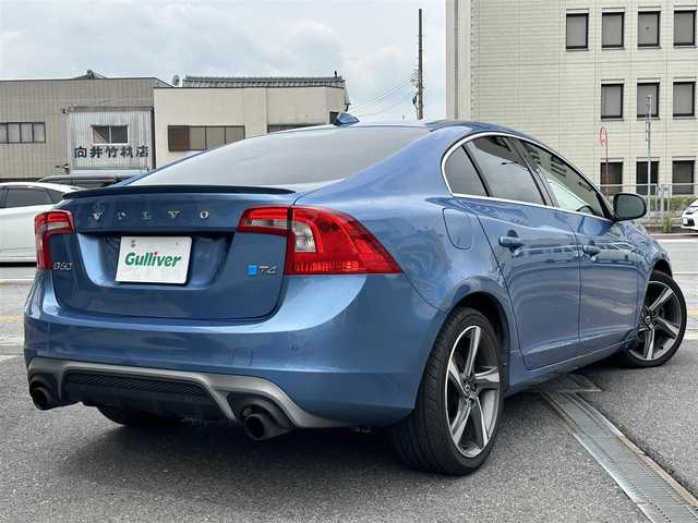 ボルボ Ｓ６０ T4 Rデザイン 三重県 2015(平27)年 7.8万km パワーブルーM 運転者サポート/　・ＤＳＴＣ（ダイナミック・スタビリティ＆トラクションコントロール）/　・ＲＳＩ（ロード・サイン・インフォメーション）/　・アダプティブクルーズコントロール/　・車間警告機能/　・Ｃｉｔｙ sefety（低速用追突回避・軽減オートブレーキ・システム）/　・オートブレーキ機能及び歩行者及び自転車検知機能付き衝突警告システム/　・Driver Alert System（ドライバー・アラート・システム）/　・パークアシスト/　・ＢＬＩＳ（ブラインド・スポット・インフォメーション・システム）/純正ナビ/　・ＴＶ/　・Ｂｌｅｕｔｏｏｔｈ/　・ＵＳＢ/　・ＡＵＸ/　・ＤＶＤ再生/　・録音/バックガイドモニター/ＨＩＤヘッドライト/レザーシート/Ｄ/Ｎ席シートヒーター/D/N席パワーシート/Ｄ席シートメモリー/スマートキー×2/プッシュスタート/オートライト/パドルシフト/ターンミラー/電動格納ミラー/ドライブレコーダー/ＥＴＣ/純正マット