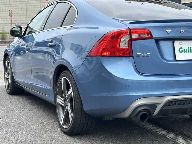 ボルボ Ｓ６０ T4 Rデザイン 三重県 2015(平27)年 7.8万km パワーブルーM 運転者サポート/　・ＤＳＴＣ（ダイナミック・スタビリティ＆トラクションコントロール）/　・ＲＳＩ（ロード・サイン・インフォメーション）/　・アダプティブクルーズコントロール/　・車間警告機能/　・Ｃｉｔｙ sefety（低速用追突回避・軽減オートブレーキ・システム）/　・オートブレーキ機能及び歩行者及び自転車検知機能付き衝突警告システム/　・Driver Alert System（ドライバー・アラート・システム）/　・パークアシスト/　・ＢＬＩＳ（ブラインド・スポット・インフォメーション・システム）/純正ナビ/　・ＴＶ/　・Ｂｌｅｕｔｏｏｔｈ/　・ＵＳＢ/　・ＡＵＸ/　・ＤＶＤ再生/　・録音/バックガイドモニター/ＨＩＤヘッドライト/レザーシート/Ｄ/Ｎ席シートヒーター/D/N席パワーシート/Ｄ席シートメモリー/スマートキー×2/プッシュスタート/オートライト/パドルシフト/ターンミラー/電動格納ミラー/ドライブレコーダー/ＥＴＣ/純正マット