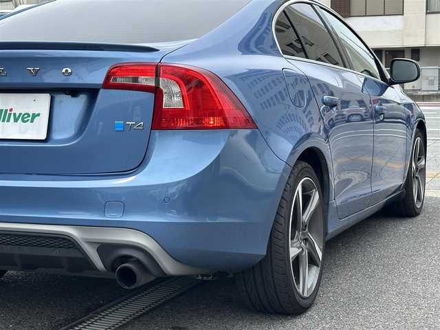 ボルボ Ｓ６０ T4 Rデザイン 三重県 2015(平27)年 7.8万km パワーブルーM 運転者サポート/　・ＤＳＴＣ（ダイナミック・スタビリティ＆トラクションコントロール）/　・ＲＳＩ（ロード・サイン・インフォメーション）/　・アダプティブクルーズコントロール/　・車間警告機能/　・Ｃｉｔｙ sefety（低速用追突回避・軽減オートブレーキ・システム）/　・オートブレーキ機能及び歩行者及び自転車検知機能付き衝突警告システム/　・Driver Alert System（ドライバー・アラート・システム）/　・パークアシスト/　・ＢＬＩＳ（ブラインド・スポット・インフォメーション・システム）/純正ナビ/　・ＴＶ/　・Ｂｌｅｕｔｏｏｔｈ/　・ＵＳＢ/　・ＡＵＸ/　・ＤＶＤ再生/　・録音/バックガイドモニター/ＨＩＤヘッドライト/レザーシート/Ｄ/Ｎ席シートヒーター/D/N席パワーシート/Ｄ席シートメモリー/スマートキー×2/プッシュスタート/オートライト/パドルシフト/ターンミラー/電動格納ミラー/ドライブレコーダー/ＥＴＣ/純正マット