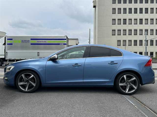 ボルボ Ｓ６０ T4 Rデザイン 三重県 2015(平27)年 7.8万km パワーブルーM 運転者サポート/　・ＤＳＴＣ（ダイナミック・スタビリティ＆トラクションコントロール）/　・ＲＳＩ（ロード・サイン・インフォメーション）/　・アダプティブクルーズコントロール/　・車間警告機能/　・Ｃｉｔｙ sefety（低速用追突回避・軽減オートブレーキ・システム）/　・オートブレーキ機能及び歩行者及び自転車検知機能付き衝突警告システム/　・Driver Alert System（ドライバー・アラート・システム）/　・パークアシスト/　・ＢＬＩＳ（ブラインド・スポット・インフォメーション・システム）/純正ナビ/　・ＴＶ/　・Ｂｌｅｕｔｏｏｔｈ/　・ＵＳＢ/　・ＡＵＸ/　・ＤＶＤ再生/　・録音/バックガイドモニター/ＨＩＤヘッドライト/レザーシート/Ｄ/Ｎ席シートヒーター/D/N席パワーシート/Ｄ席シートメモリー/スマートキー×2/プッシュスタート/オートライト/パドルシフト/ターンミラー/電動格納ミラー/ドライブレコーダー/ＥＴＣ/純正マット