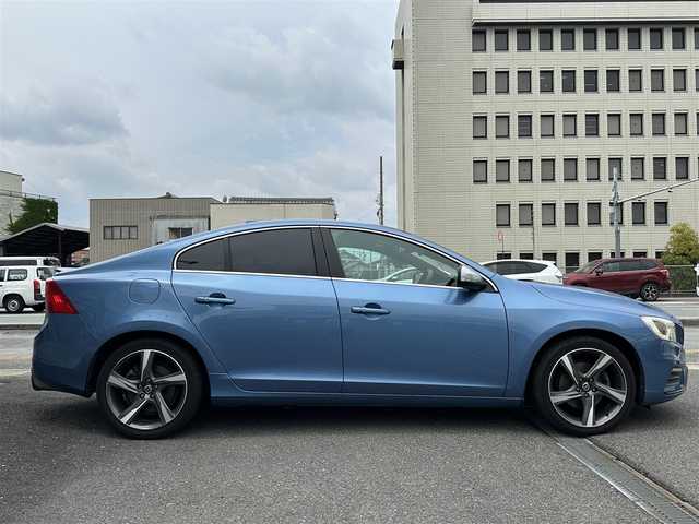 ボルボ Ｓ６０ T4 Rデザイン 三重県 2015(平27)年 7.8万km パワーブルーM 運転者サポート/　・ＤＳＴＣ（ダイナミック・スタビリティ＆トラクションコントロール）/　・ＲＳＩ（ロード・サイン・インフォメーション）/　・アダプティブクルーズコントロール/　・車間警告機能/　・Ｃｉｔｙ sefety（低速用追突回避・軽減オートブレーキ・システム）/　・オートブレーキ機能及び歩行者及び自転車検知機能付き衝突警告システム/　・Driver Alert System（ドライバー・アラート・システム）/　・パークアシスト/　・ＢＬＩＳ（ブラインド・スポット・インフォメーション・システム）/純正ナビ/　・ＴＶ/　・Ｂｌｅｕｔｏｏｔｈ/　・ＵＳＢ/　・ＡＵＸ/　・ＤＶＤ再生/　・録音/バックガイドモニター/ＨＩＤヘッドライト/レザーシート/Ｄ/Ｎ席シートヒーター/D/N席パワーシート/Ｄ席シートメモリー/スマートキー×2/プッシュスタート/オートライト/パドルシフト/ターンミラー/電動格納ミラー/ドライブレコーダー/ＥＴＣ/純正マット