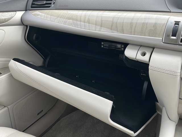 レクサス ＬＳ 600h バージョンL 青森県 2014(平26)年 8.4万km ホワイトパールクリスタルシャイン 4WD/純正HDDナビ・フルセグTV/バックカメラ/ムーンルーフ/セミアニリン革シート/前後席エアシート・シートヒーター/ステアリングヒーター/前後席パワーシート/全ドアイージークローザー/パワートランクリッド/後席3面電動サンシェード/アダプティブハイビーム/純正エンジンスターター/ビルトインETC/アルカンターラルーフ/LEDヘッドライト/LEDフォグランプ/純正18インチアルミ/エアサスコントローラー