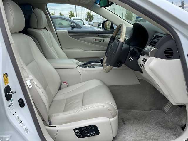 レクサス ＬＳ 600h バージョンL 青森県 2014(平26)年 8.4万km ホワイトパールクリスタルシャイン 4WD/純正HDDナビ・フルセグTV/バックカメラ/ムーンルーフ/セミアニリン革シート/前後席エアシート・シートヒーター/ステアリングヒーター/前後席パワーシート/全ドアイージークローザー/パワートランクリッド/後席3面電動サンシェード/アダプティブハイビーム/純正エンジンスターター/ビルトインETC/アルカンターラルーフ/LEDヘッドライト/LEDフォグランプ/純正18インチアルミ/エアサスコントローラー