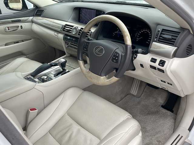 レクサス ＬＳ 600h バージョンL 青森県 2014(平26)年 8.4万km ホワイトパールクリスタルシャイン 4WD/純正HDDナビ・フルセグTV/バックカメラ/ムーンルーフ/セミアニリン革シート/前後席エアシート・シートヒーター/ステアリングヒーター/前後席パワーシート/全ドアイージークローザー/パワートランクリッド/後席3面電動サンシェード/アダプティブハイビーム/純正エンジンスターター/ビルトインETC/アルカンターラルーフ/LEDヘッドライト/LEDフォグランプ/純正18インチアルミ/エアサスコントローラー
